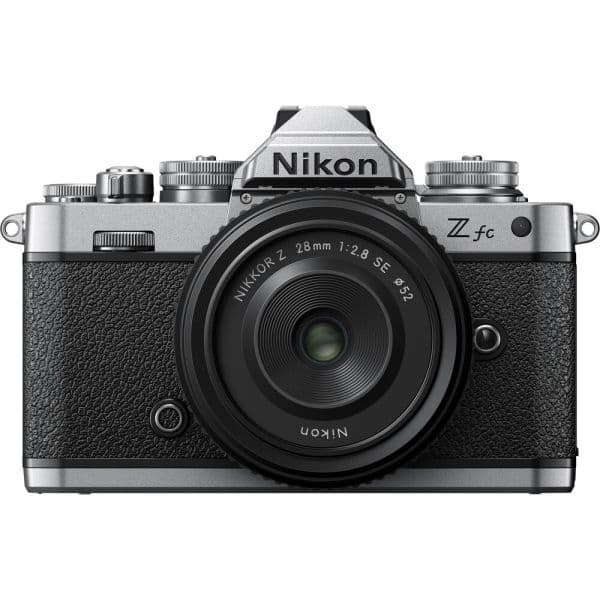 Nikon Z fc spiegellose Kamera im Kit, mit NIKKOR Z 28 mm f/2,8 SE Objektiv, Silber, Bild 1 von 3